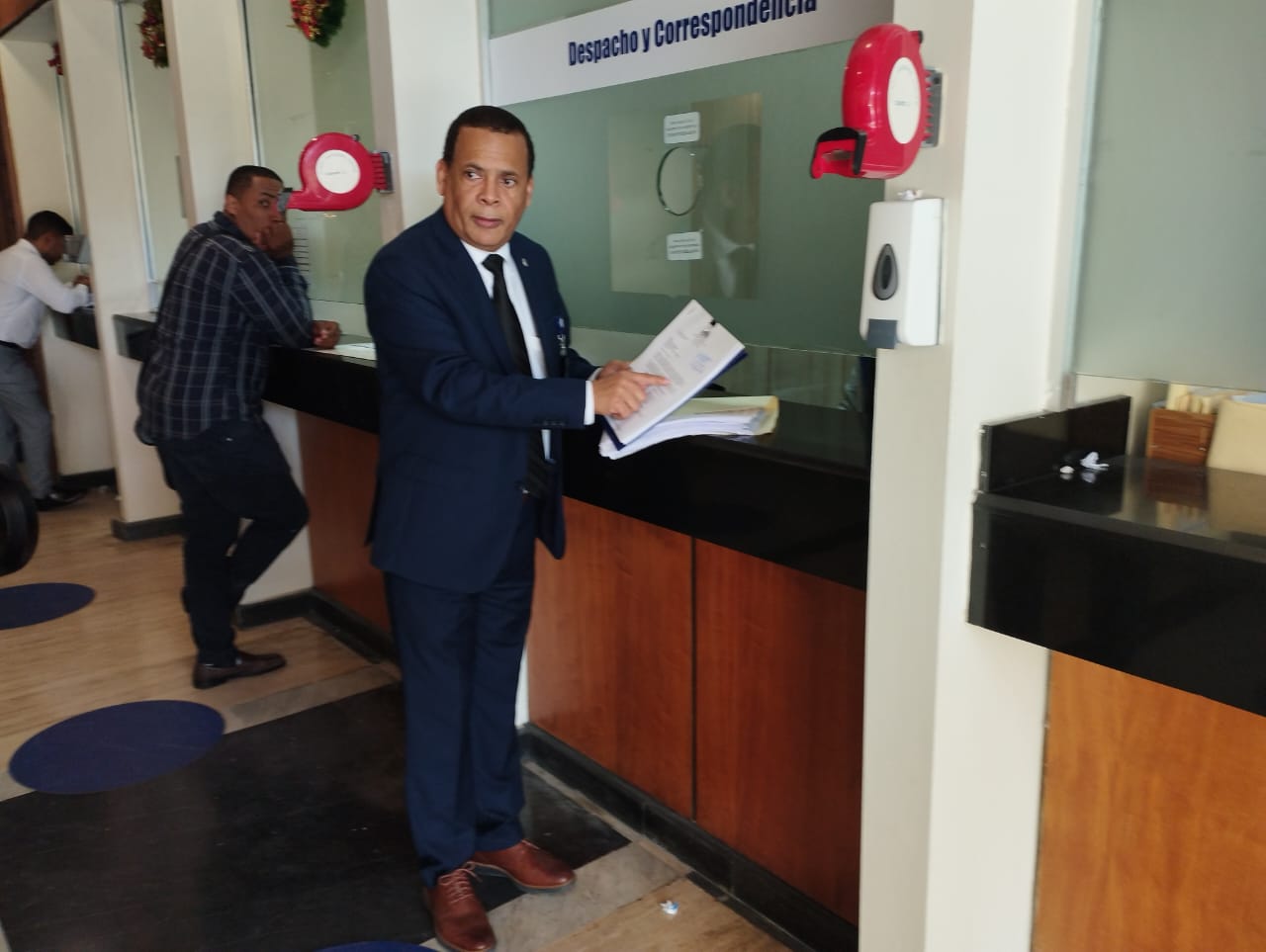  imagen Consultor Jur&iacute;dico del MINERD frente a ventanilla "Despacho y correspondencia" de la&nbsp;Procuradur&iacute;a General de la Rep&uacute;blica. 