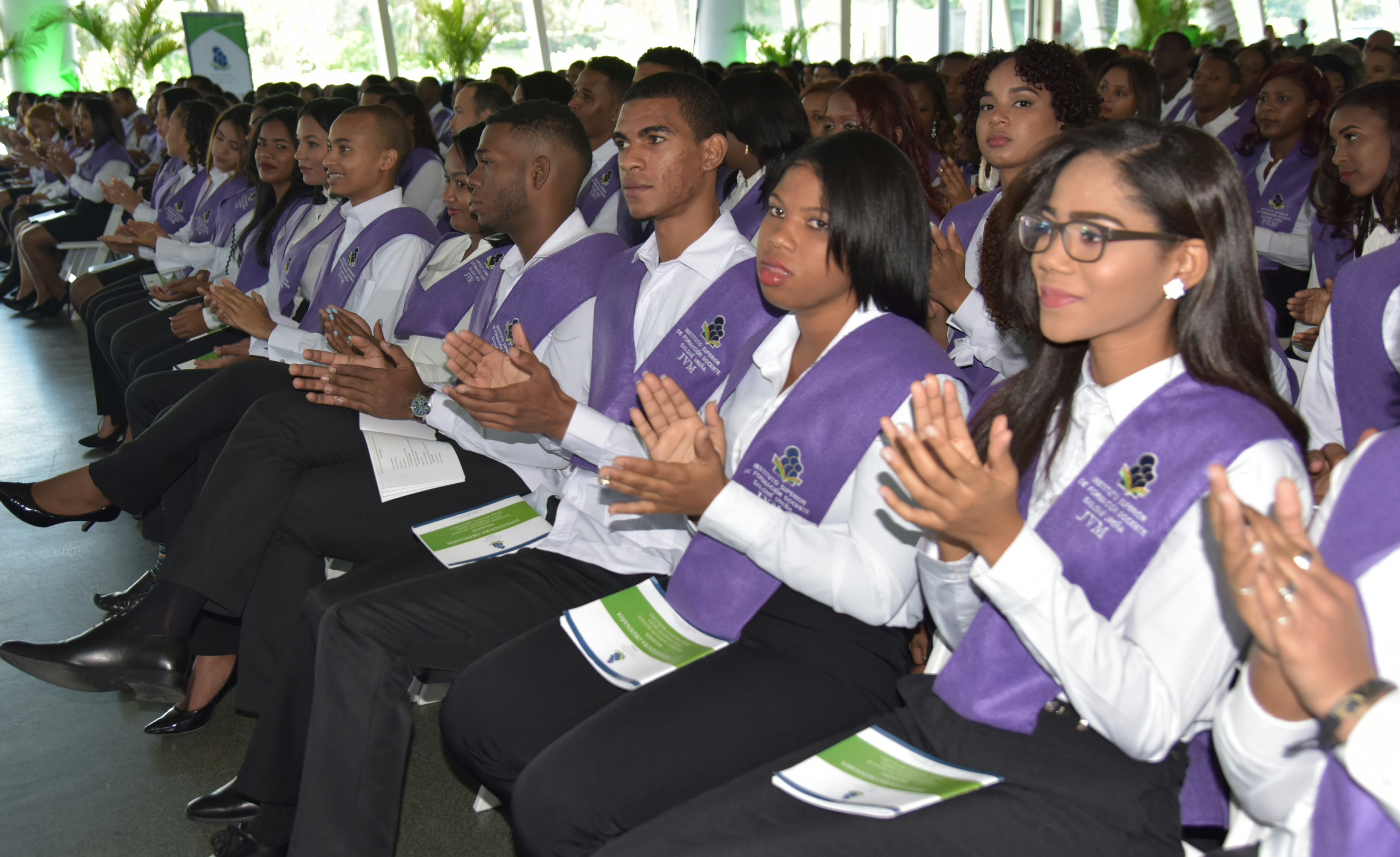  imagen Ministro Andr&eacute;s Navarro de pie en podium al lado de mesa de honor, dirigiendo discurso central en&nbsp;acto de graduaci&oacute;n de 459 nuevos profesionales de educaci&oacute;n de la investidura ordinaria del Instituto Superior de Formaci&oacute;n Docente Salom&eacute; Ure&ntilde;a (ISFODOSU) 