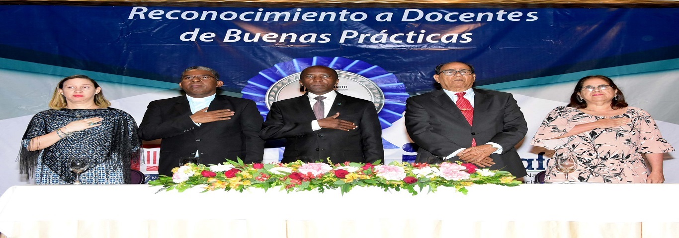  imagen El maestro Andr&eacute;s de las Mercedes otorgando los reconocimientos a los docentes premiados 