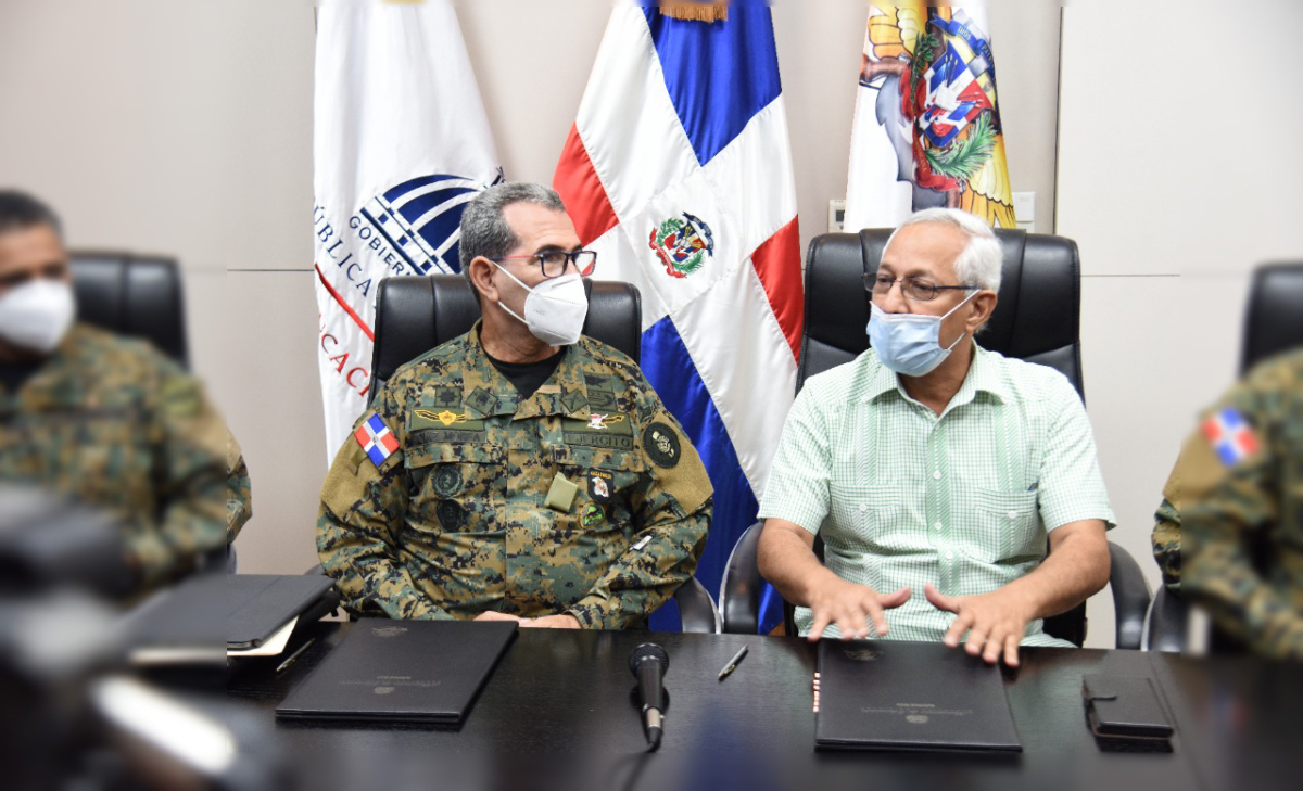  imagen Ministro de Educaci&oacute;n, &Aacute;ngel Hern&aacute;ndez, y el ministro de Defensa, teniente general Carlos Luciano D&iacute;az Morfa. 