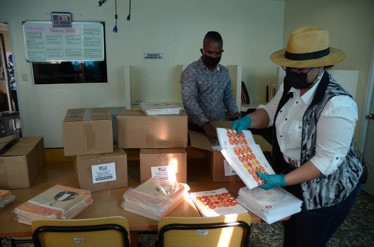  imagen Personal del MINERD entrega material did&aacute;ctico 