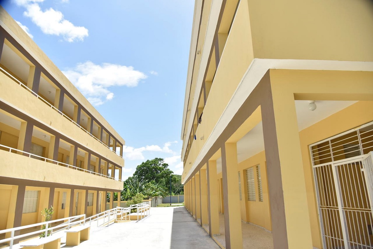  imagen El presidente Danilo Medina entregando este martes 25 varios centros educativos y tres estancias infantiles, edificadas en distintas comunidades de siete provincias de la regi&oacute;n Sur del pa&iacute;s, las cuales beneficiar&aacute;n a 10 mil 990 estudiantes. 