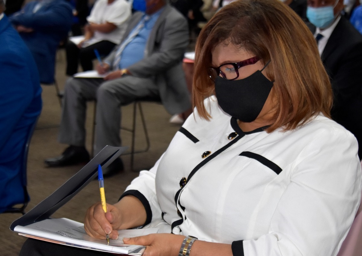  imagen El taller fue impartido por &Aacute;ngel Lockward, presidente de FUNDESEP. Dijo que cada funcionario que forma parte de las diferentes &aacute;reas del Ministerio de Educaci&oacute;n, se capacita para tener una noci&oacute;n m&aacute;s amplia sobre sus funciones.
&nbsp; 