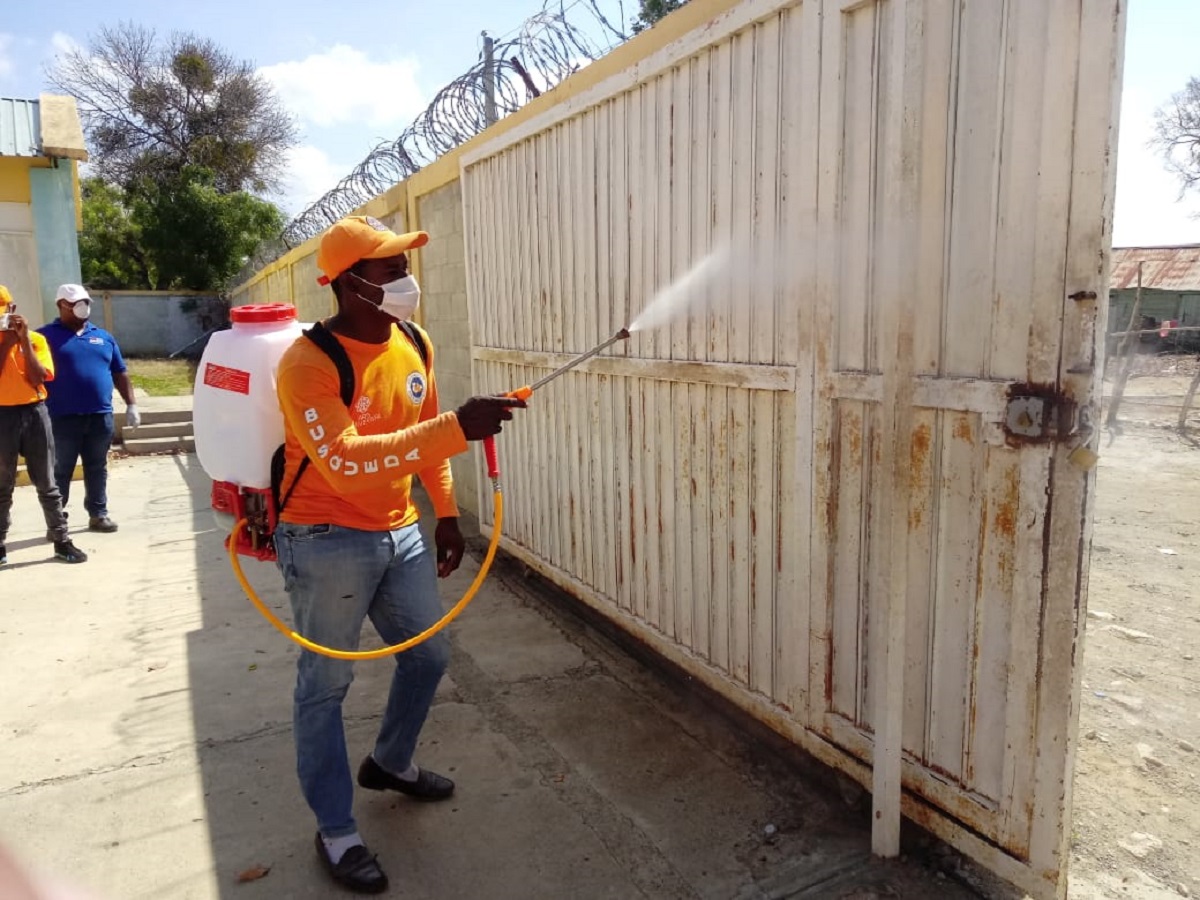  imagen MINERD realizando jornada de fumigaci&oacute;n, higienizaci&oacute;n y desinfecci&oacute;n para proteger salud de comunidad educativa&nbsp; 