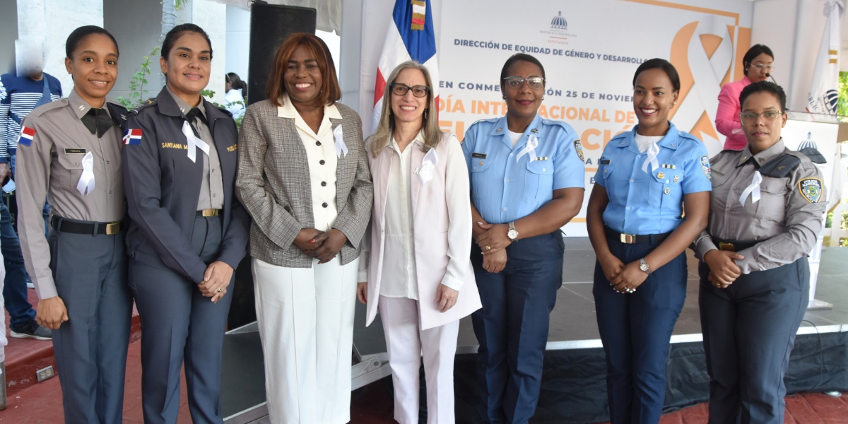  imagen viceministra de Educaci&oacute;n, Ancell Scheker en la explanada del Minerd 
