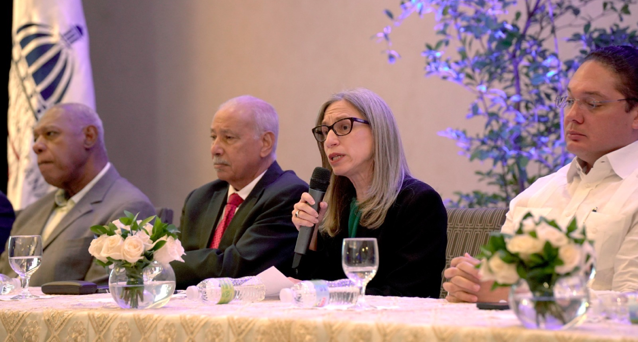  imagen Viceministra de Asuntos T&eacute;cnicos y Pedag&oacute;gicos, Ancell Scheker junto a otras autoridades gubernamentales.&nbsp; 