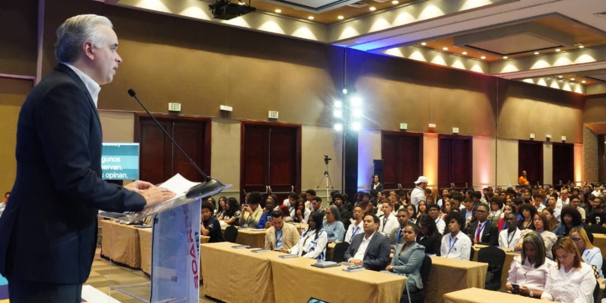  imagen &nbsp;Luis Miguel De Camps en el podium junto a estudiantes de PLERD 