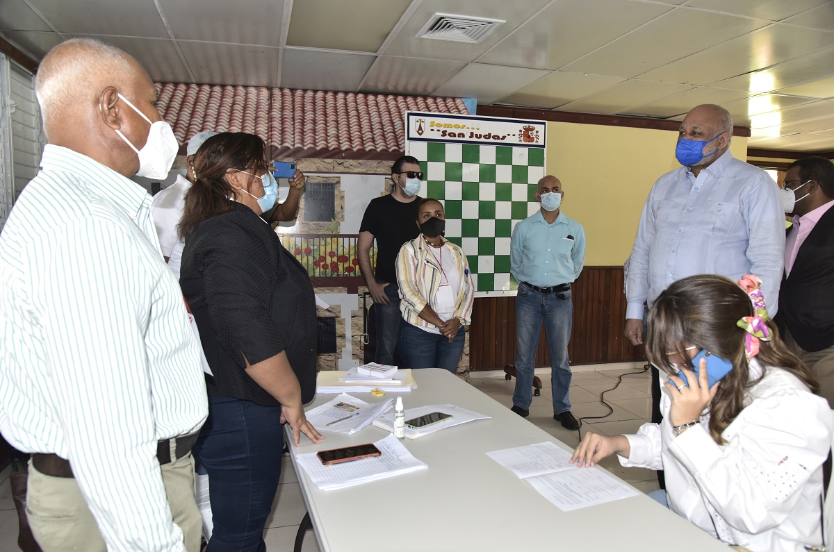  imagen Marchaba este domingo a buen ritmo el proceso de vacunaci&oacute;n del personal docente y administrativo, bajo la organizaci&oacute;n de los ministerios de Salud P&uacute;blica y de Educaci&oacute;n. 