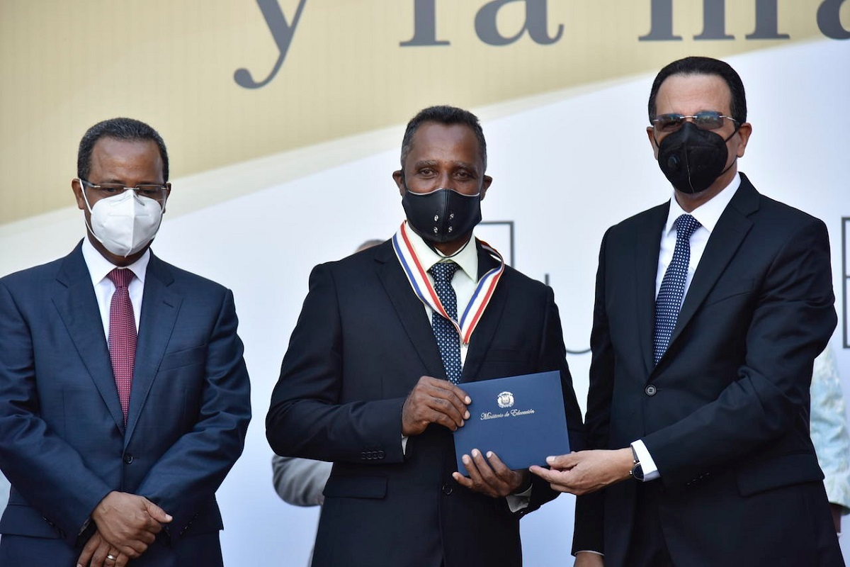  imagen El docente Arqu&iacute;medes Jerez De La Cruz, ganador de la Medalla de Plata al M&eacute;rito Magisterial en la categor&iacute;a Reconocimiento &ldquo;Eugenio Mar&iacute;a de Hostos" 