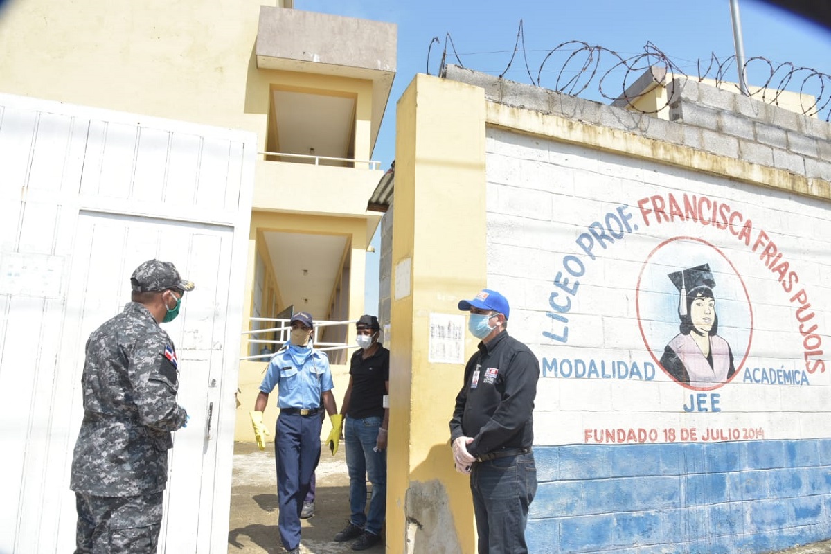  imagen Personal especializado se encarga de desarrollar una jornada de limpieza y fumigaci&oacute;n&nbsp; 