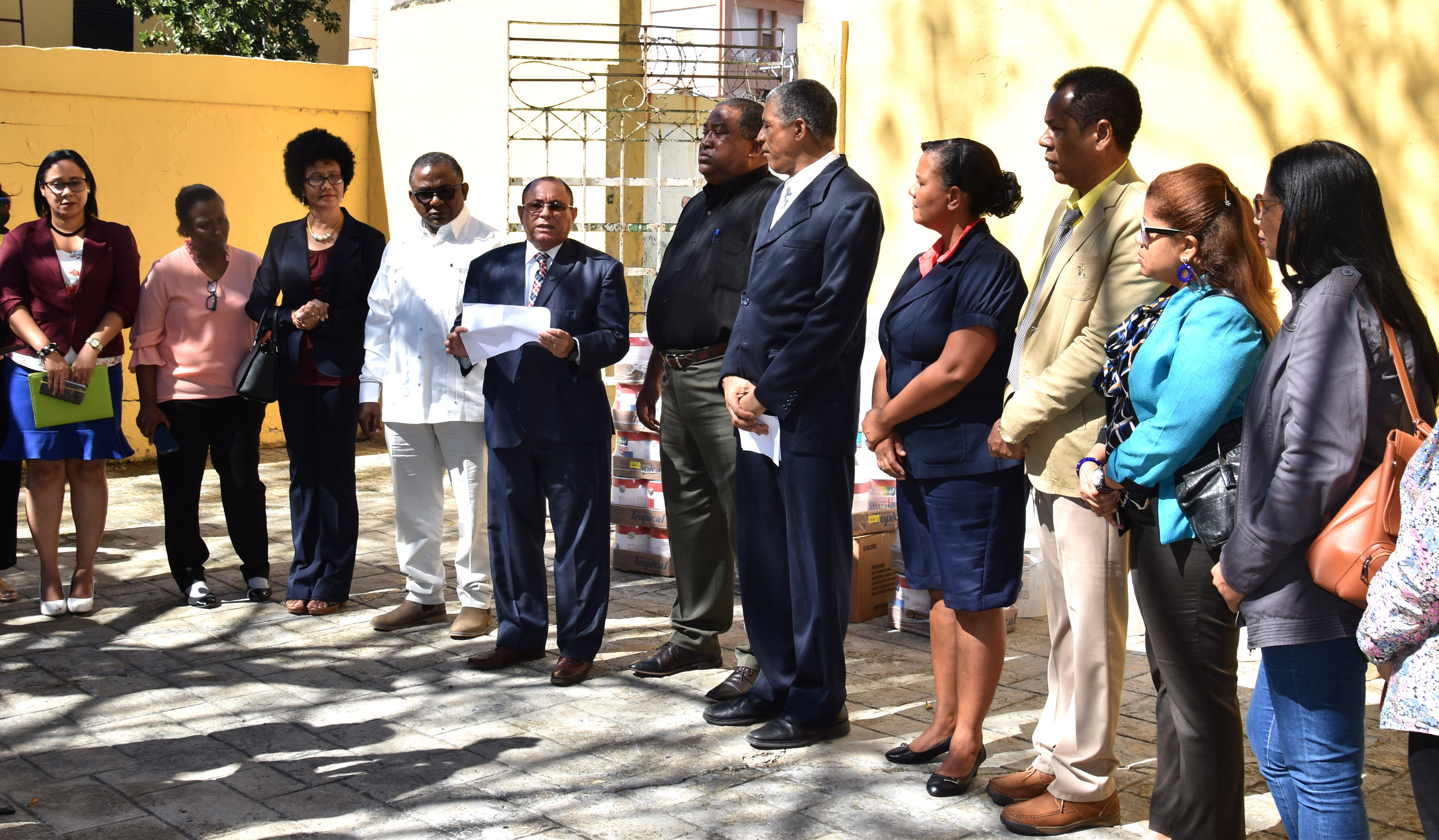  imagen Fachada de un centro educatvo en deterioro. 