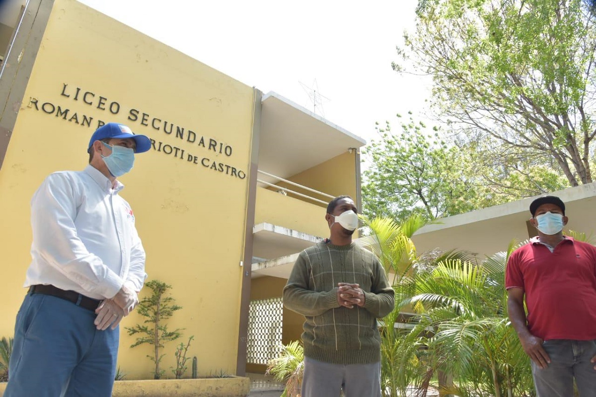  imagen Personal del MINERD entrega raciones alimenticias 