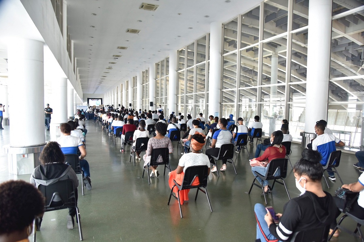  imagen &nbsp;El Ministerio de Educaci&oacute;n (MINERD), a trav&eacute;s del programa Rep&uacute;blica Digital Educaci&oacute;n, entregando en las &uacute;ltimas 3 semanas m&aacute;s de 33 mil dispositivos electr&oacute;nicos a familiares de estudiantes y docentes en la segunda fase de "Uno a Uno" donde m&aacute;s de 300 mil equipos tecnol&oacute;gicos ser&aacute;n distribuidos en todas las regionales educativas del pa&iacute;s. 