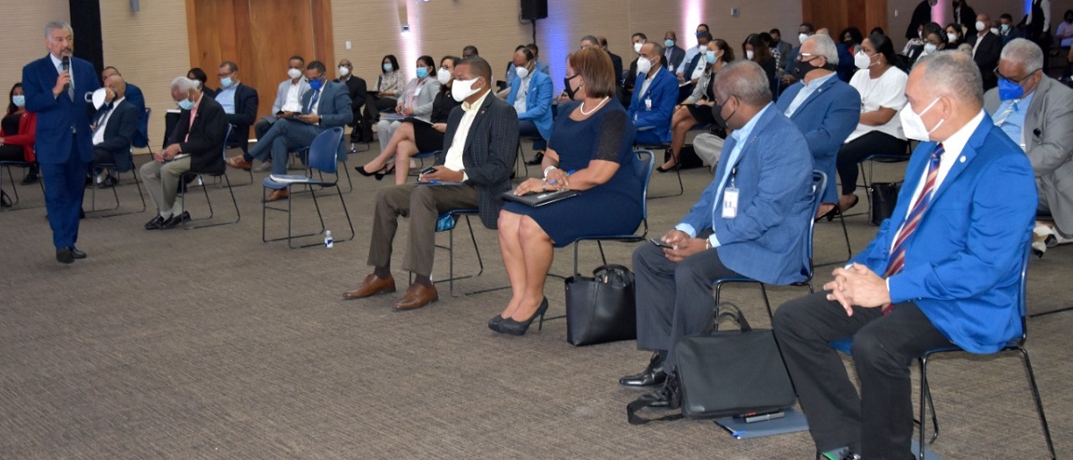  imagen El taller fue impartido por &Aacute;ngel Lockward, presidente de FUNDESEP. Dijo que cada funcionario que forma parte de las diferentes &aacute;reas del Ministerio de Educaci&oacute;n, se capacita para tener una noci&oacute;n m&aacute;s amplia sobre sus funciones.
&nbsp; 