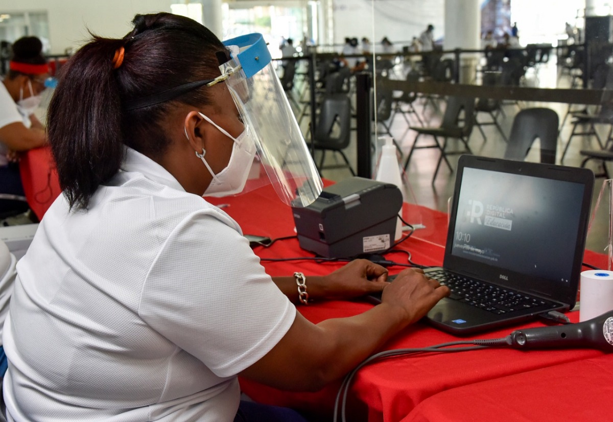  imagen Equipos entregados por el MINERD, 