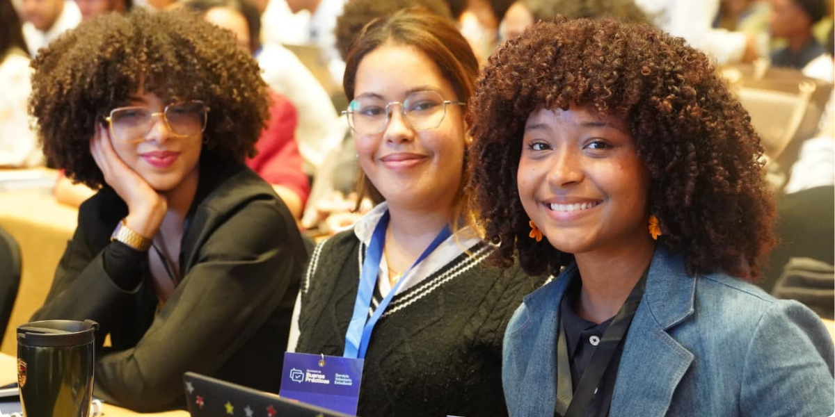  imagen &nbsp;Luis Miguel De Camps en el podium junto a estudiantes de PLERD 