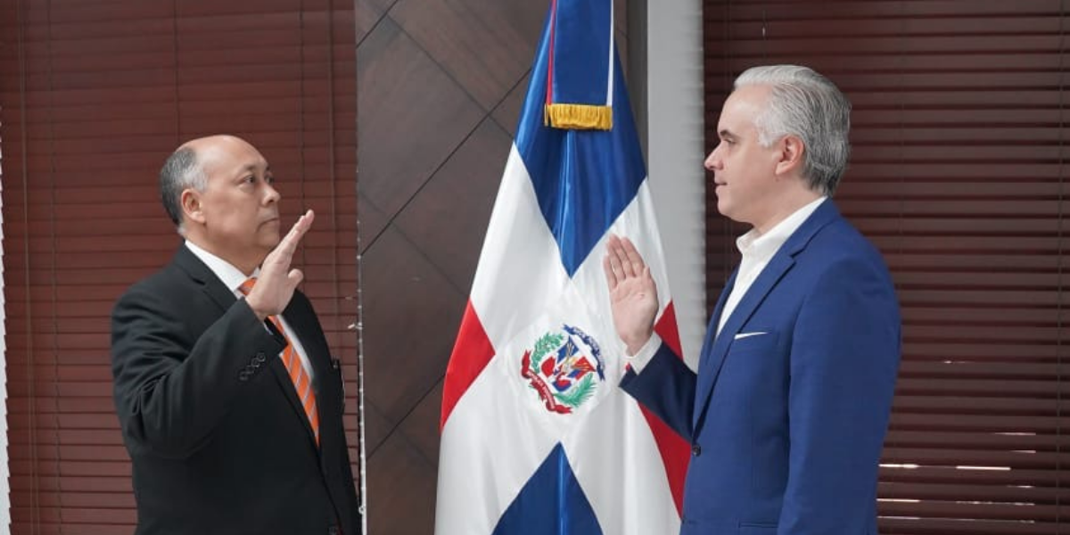  imagen &nbsp;ministro de Educaci&oacute;n, Luis Miguel De Camps, jurament&oacute; a Luis Ren&eacute; Cana&aacute;n Rojas&nbsp;nuevo director ejecutivo ARS SEMMA 