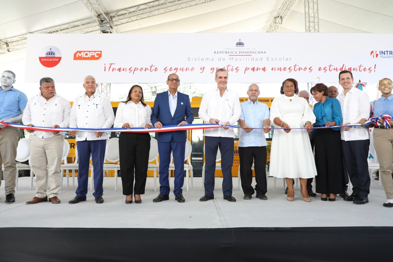  imagen Presidente Luis Abinader y Mininistro &Aacute;ngel Hernandez, junto a otras actividades durante corte de cita en acto. 