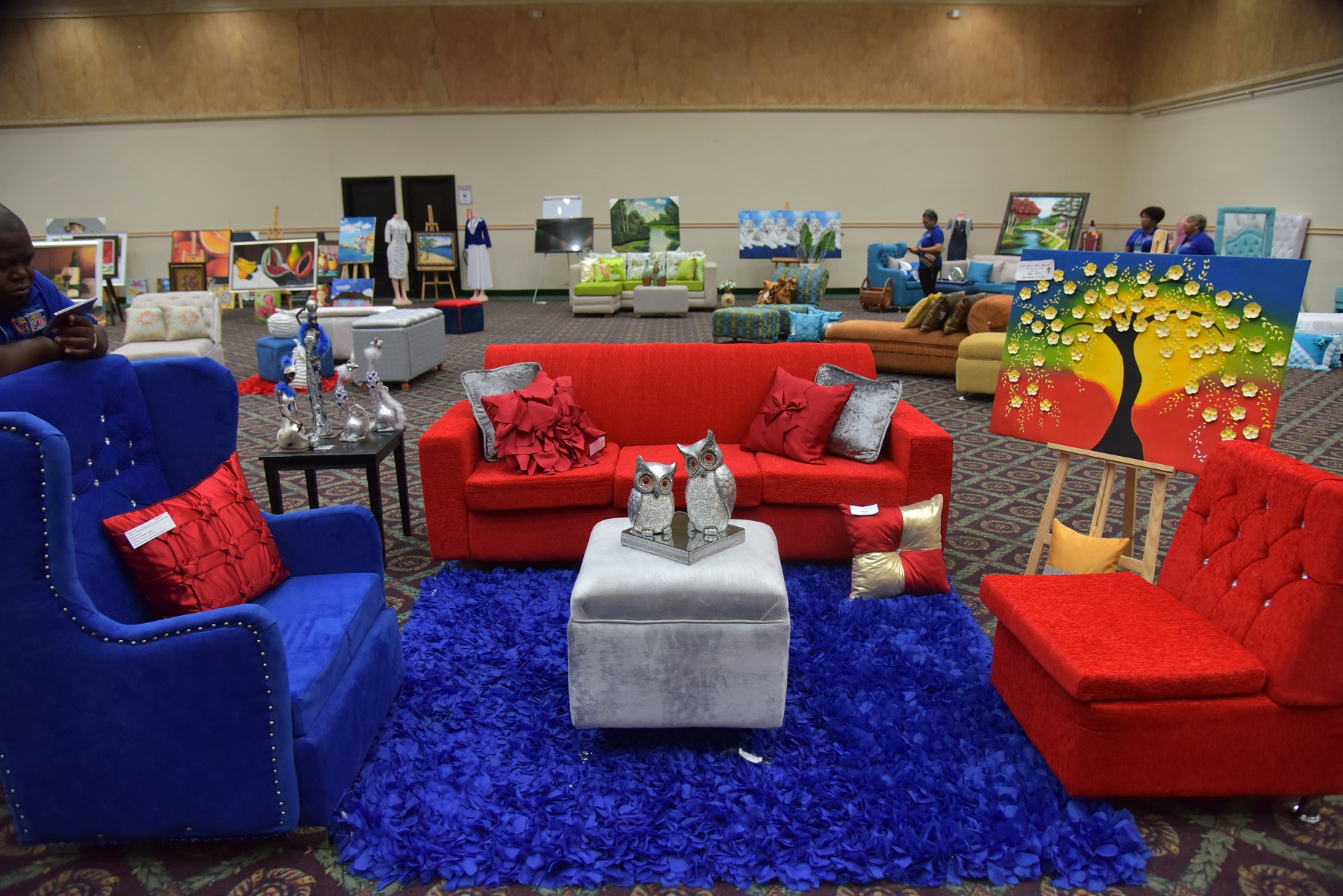  imagen Licenciada Angela M. de Educaci&oacute;n Laboral se dirige a los presentes durante acto. 