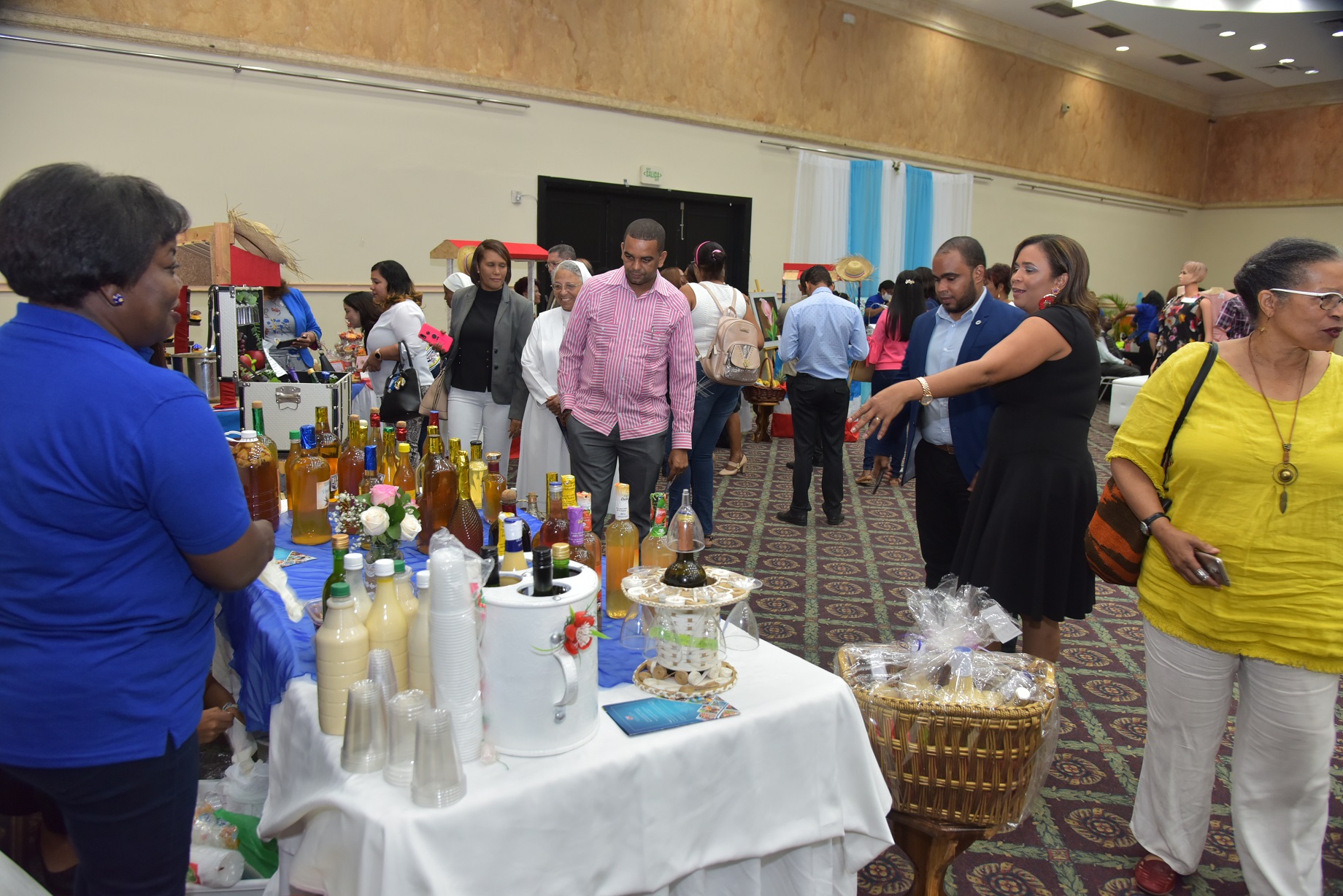  imagen Licenciada Angela M. de Educaci&oacute;n Laboral se dirige a los presentes durante acto. 