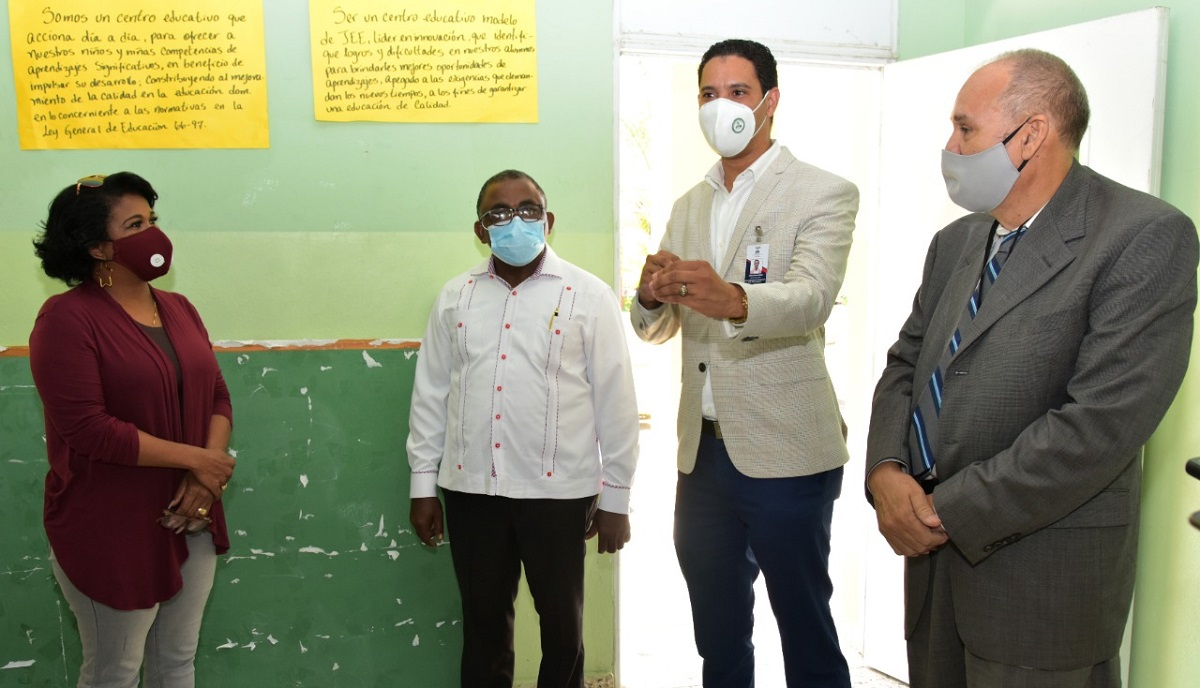  imagen Esta primera visita se realiz&oacute; en los centros educativos Manuela Diez, Lope de Vega, y Mar&iacute;a Teresa Quidiello, de la Regional 15 de Santo Domingo. Luego se extender&aacute; a las dem&aacute;s regionales del pa&iacute;s. El funcionario explic&oacute; que hay un plan de trabajo para priorizar las necesidades de las escuelas para lo cual hay disponibles tres mil millones de pesos para la reparaci&oacute;n, mantenimiento y ampliaci&oacute;n de aulas y otros trabajos de infraestructura escolar, los cuales iniciar&aacute;n en las pr&oacute;ximas semanas.
&nbsp; 