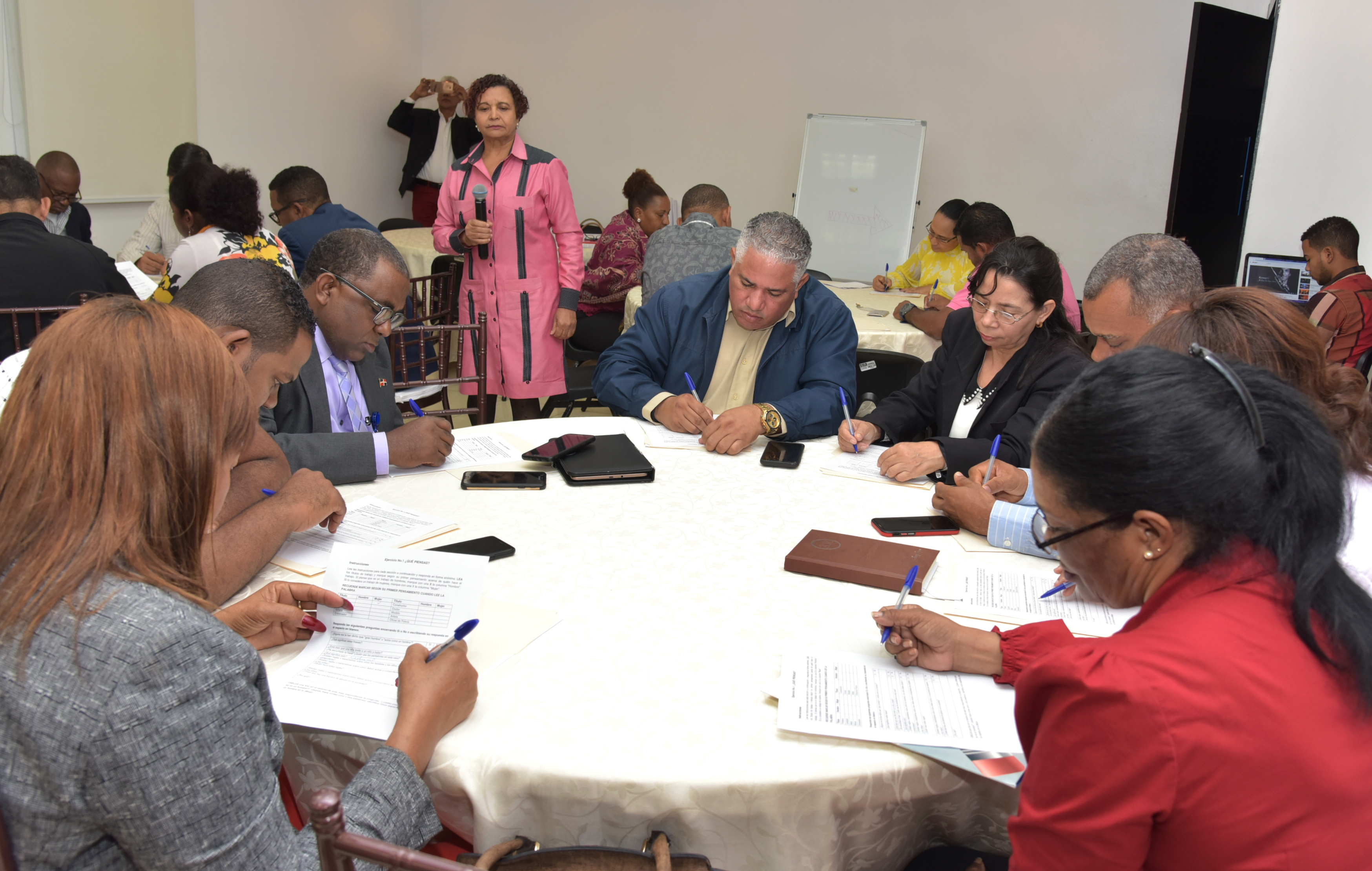  imagen Lic.&nbsp;Margot Tapia durante una de sus intervenciones junto a los&nbsp;participantes.&nbsp; 