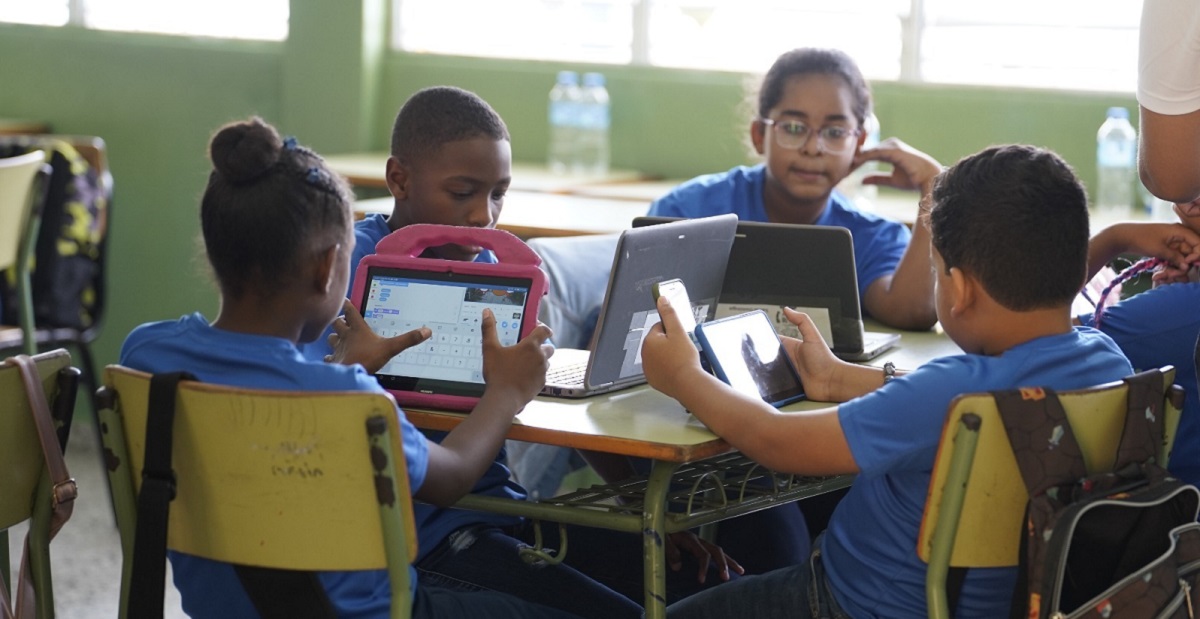  imagen Estudiantes sentados en grupo con sus tablet&nbsp; 