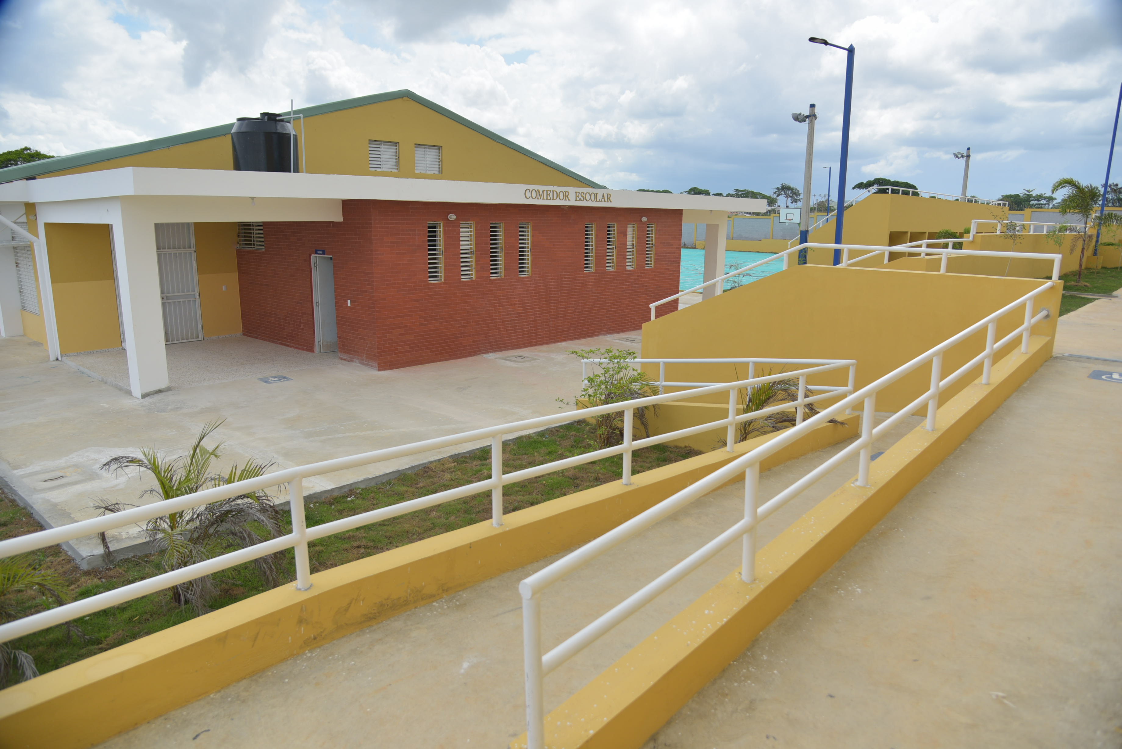  imagen Presidente Danilo Medina junto al Ministro de Educaci&oacute;n Antonio Pe&ntilde;a Mirabal y otras personalidades, corta cinta en acto de inauguraci&oacute;n. 