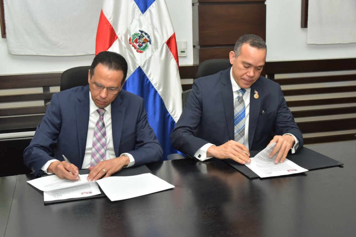  imagen Ministro Pe&ntilde;a Mirabal firmando acuerdo 