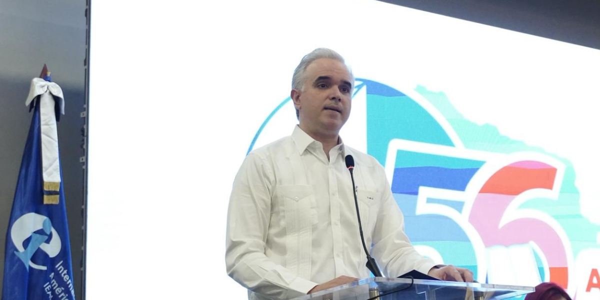  imagen ministro de Educaci&oacute;n junto a entidades de la ADP 