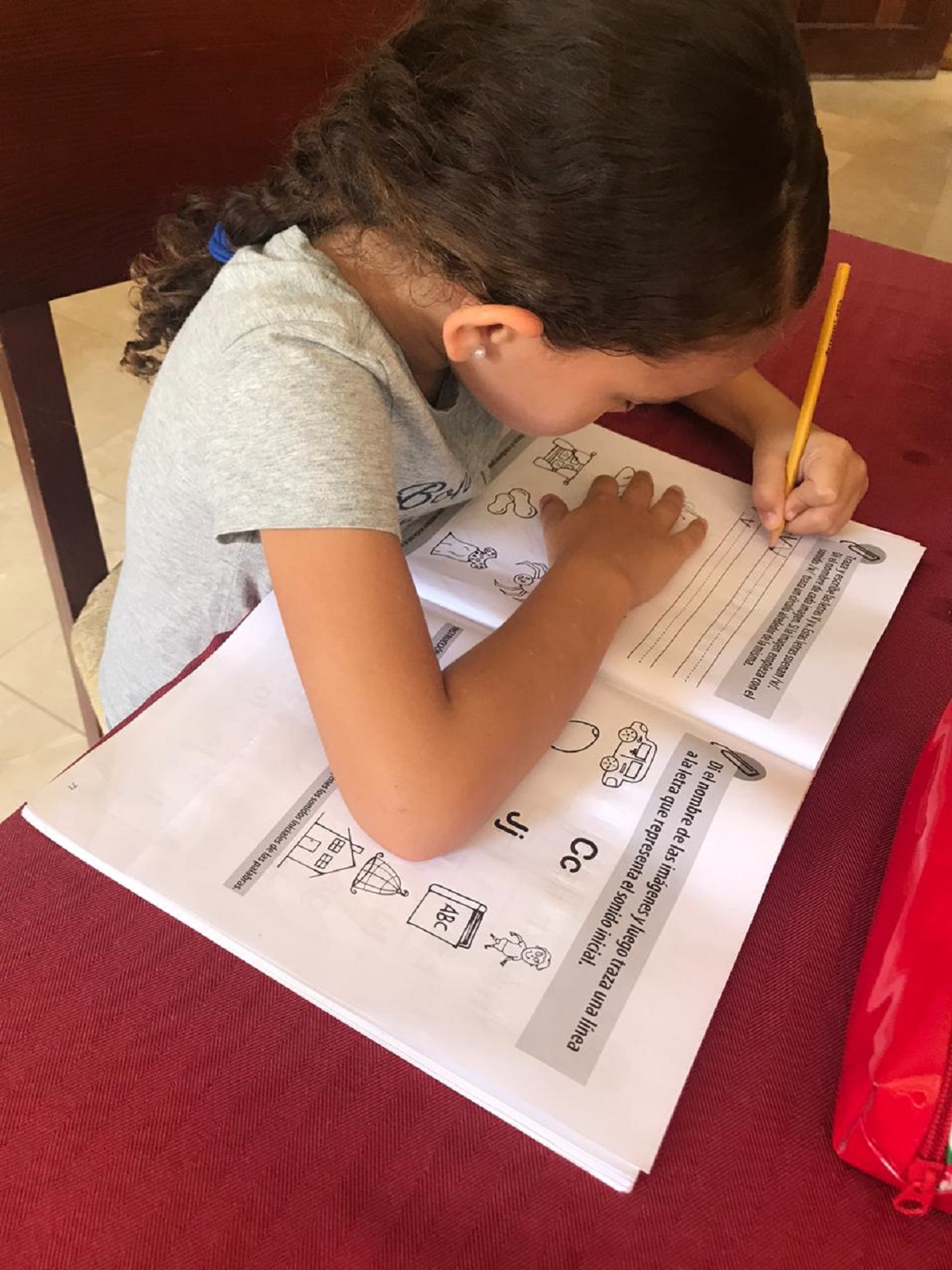  imagen Melina y su esposo Kedwin Alc&aacute;ntara, son los padres de Nathalia y Daniela Alc&aacute;ntara, estudiantes de la escuela Dr. Arturo Grull&oacute;n, del Distrito Educativo 08-02, de J&aacute;nico, un municipio caracterizado por gente solidaria, con gran sentido de colaboraci&oacute;n y servicio.
&nbsp; 