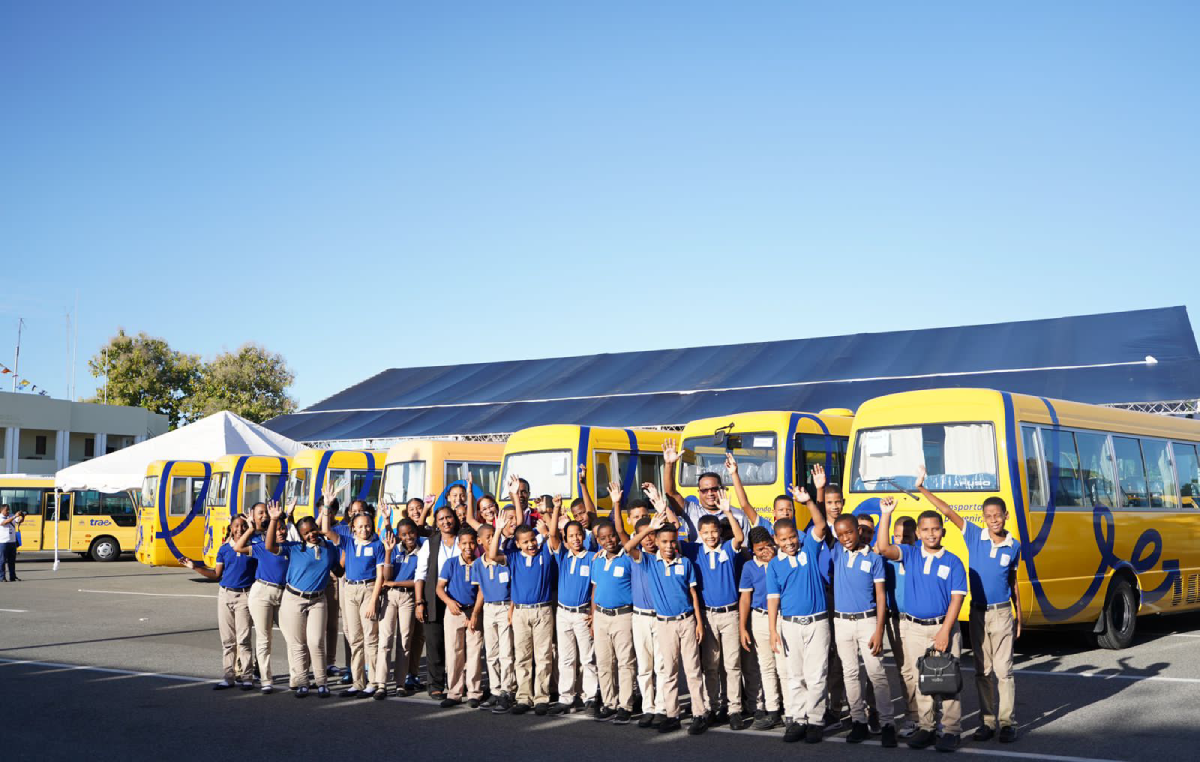  imagen Presidente Abinader y ministro de Educaci&oacute;n juntos a otras personalidades durante evento. 