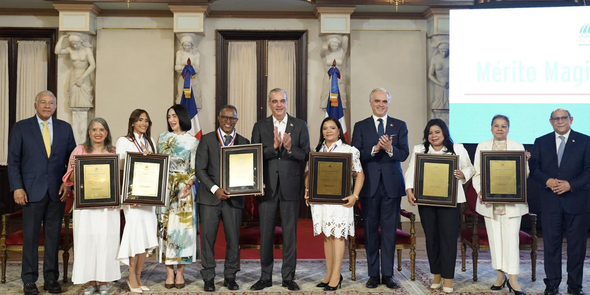  imagen El presidente de la Rep&uacute;blica, Luis Abinader, encabez&oacute; este martes, junto a la vicepresidenta Raquel Pe&ntilde;a, la ceremonia de entrega de la Medalla al M&eacute;rito Magisterial 2026 