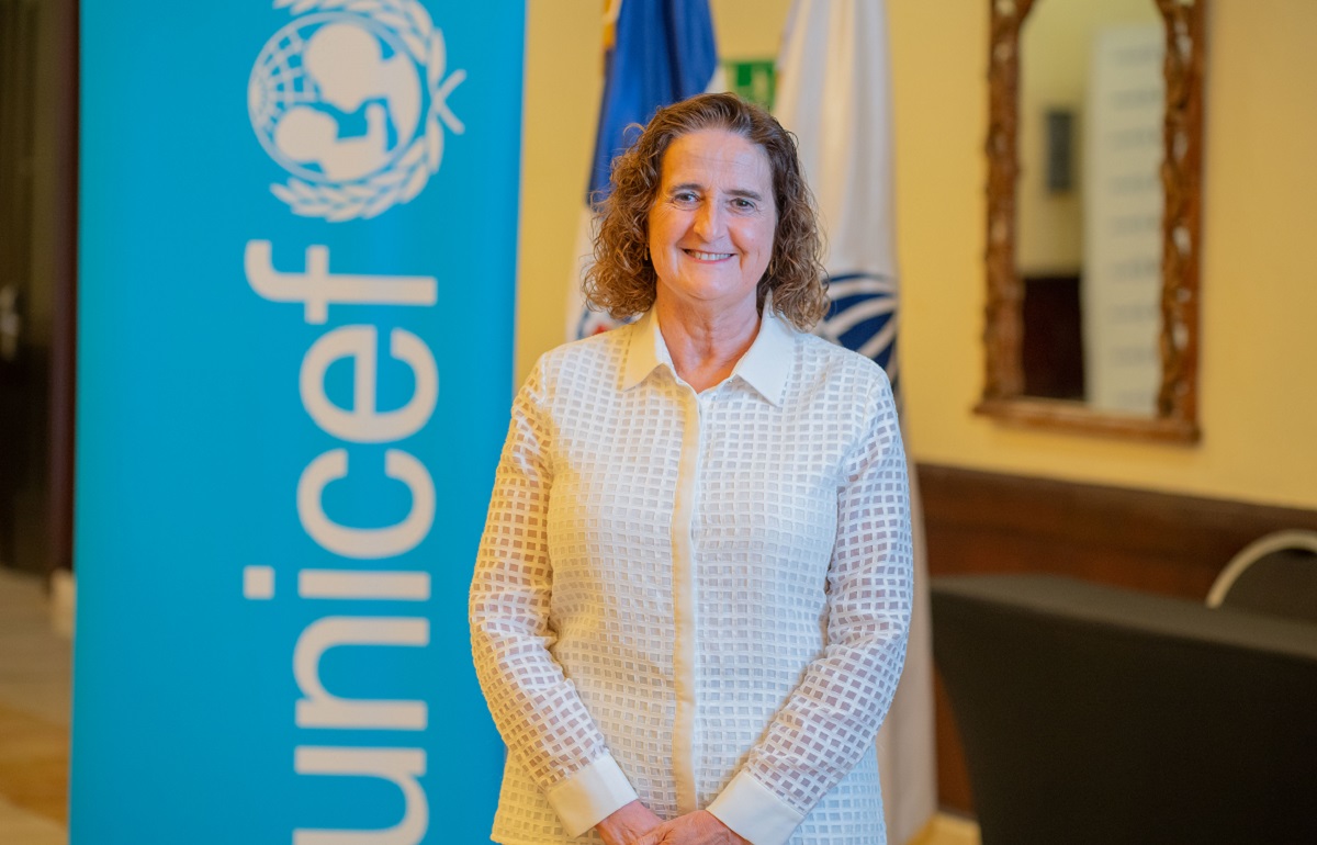  imagen MINERD y entidades de UNICEF parados posando 