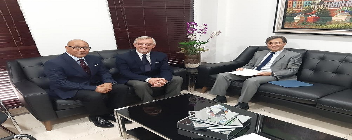  imagen Henry Santos junto a dirigentes de REDUCA 