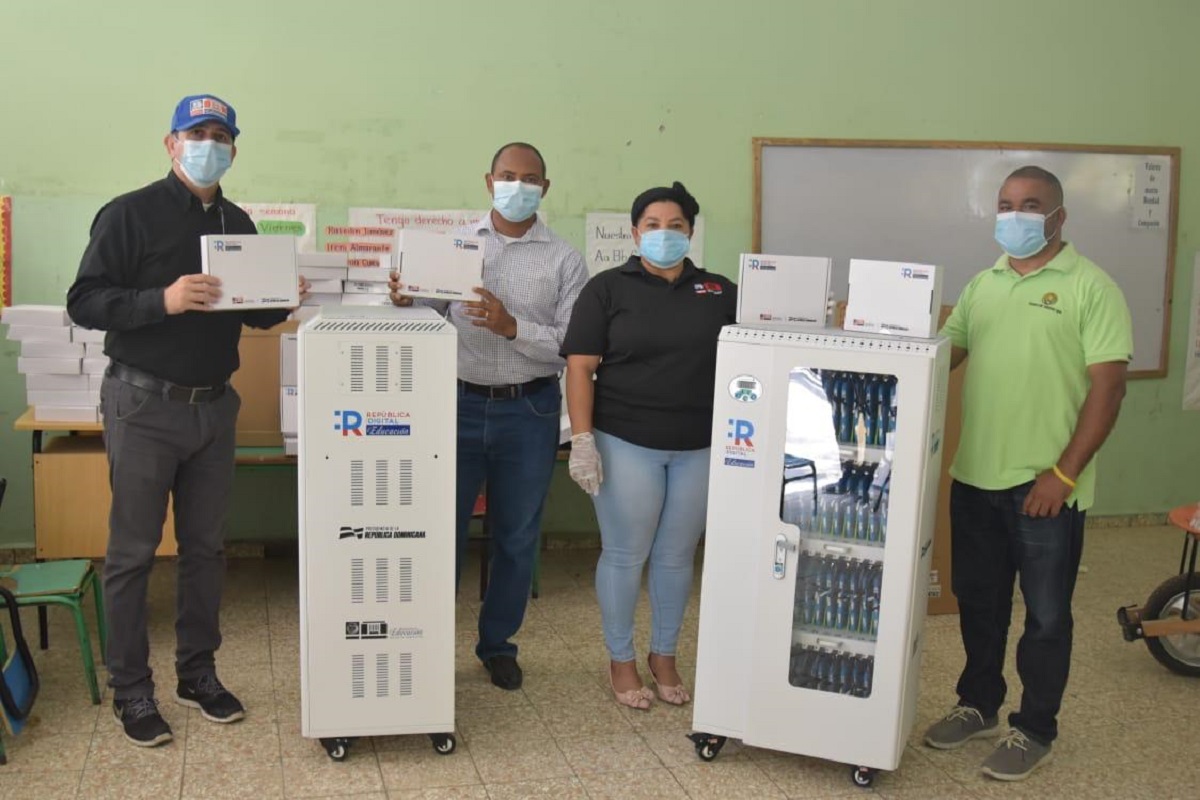  imagen Los carritos tecnol&oacute;gicos, utilizados para recargar las 1,600 tabletas, fueron recibidos por la maestra Andris Yuliza Novas Montilla, directora de la Regional 18, quien de inmediato coordin&oacute; la distribuci&oacute;n e instalaci&oacute;n de los equipos.
&nbsp; 