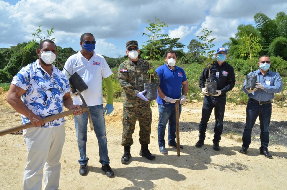  imagen La actividad fue encabezada por el director ejecutivo de la Unidad T&eacute;cnica Ejecutora de los Proyectos de Desarrollo Agroforestal, mayor general Rafael Emilio de Luna Pichirilo, quien destac&oacute; la importancia de plantar &aacute;rboles y todos los beneficios que aportan a la naturaleza. En representaci&oacute;n del ministro Pe&ntilde;a Mirabal estuvieron Ronald Santana, director Regional 10 y Diego Pesqueira, director de Comunicaciones del MINERD.&nbsp;
&nbsp; 