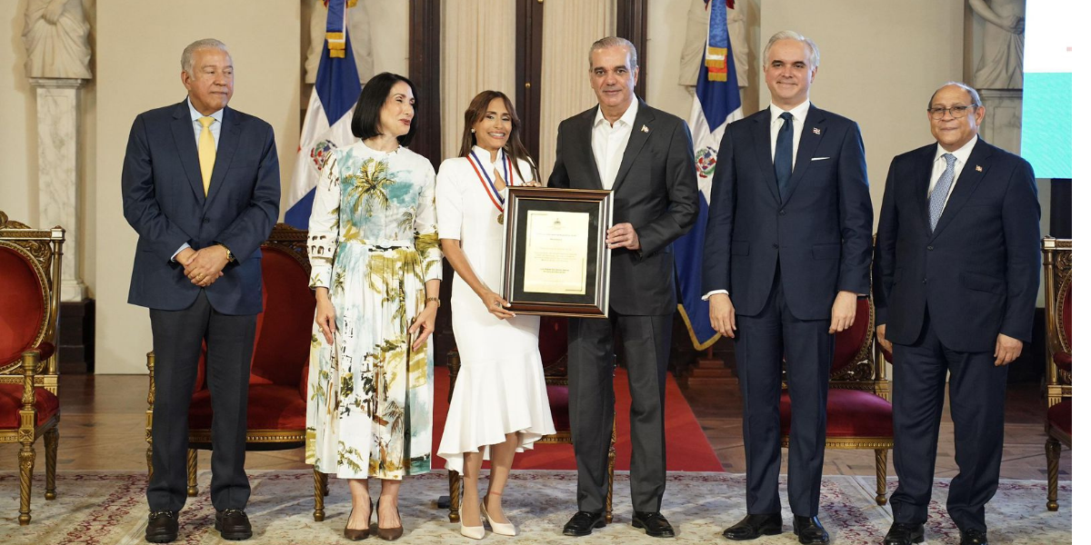  imagen El presidente de la Rep&uacute;blica, Luis Abinader, encabez&oacute; este martes, junto a la vicepresidenta Raquel Pe&ntilde;a, la ceremonia de entrega de la Medalla al M&eacute;rito Magisterial 2026 