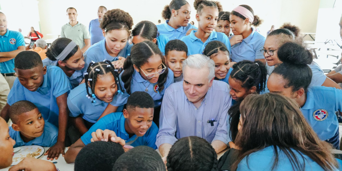 imagen Ministro De Camps almorzando con los estudiantes&nbsp; 