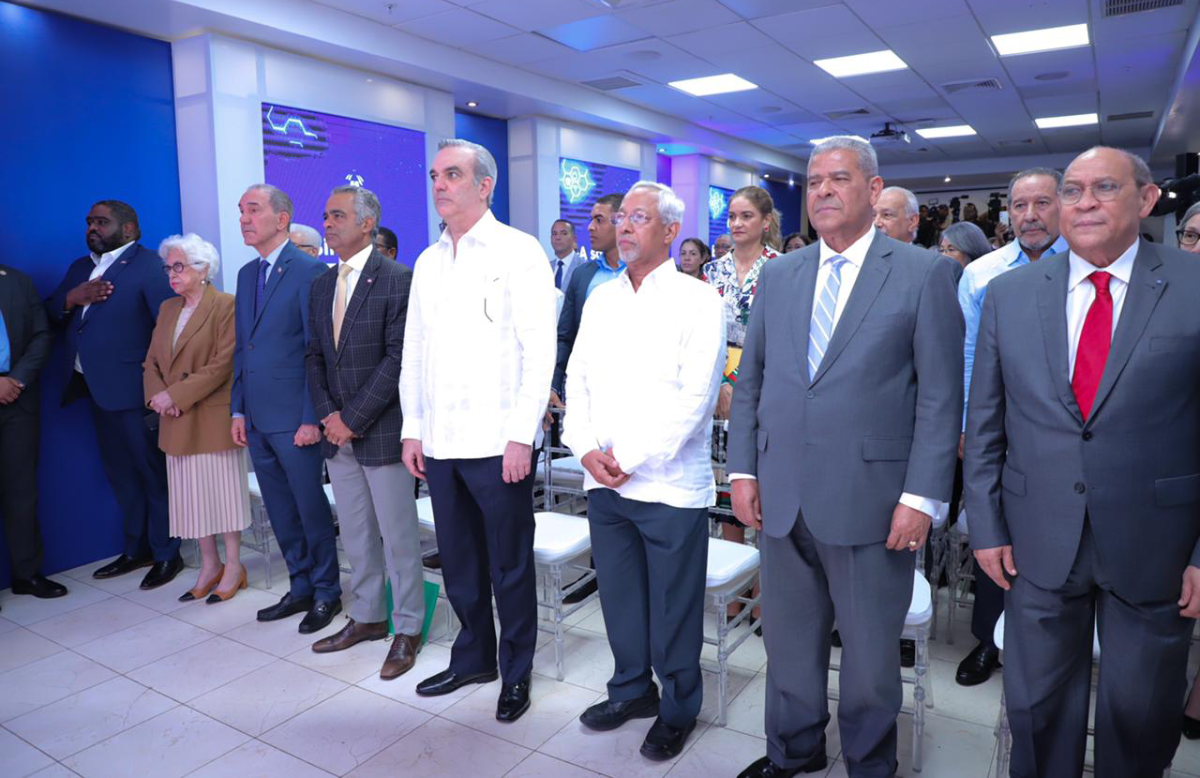  imagen Presidente Luis Abinader junto a Ministro de Educaci&oacute;n &Aacute;ngel Hern&aacute;ndez y dem&aacute;s entidades presentes en el MINERD 