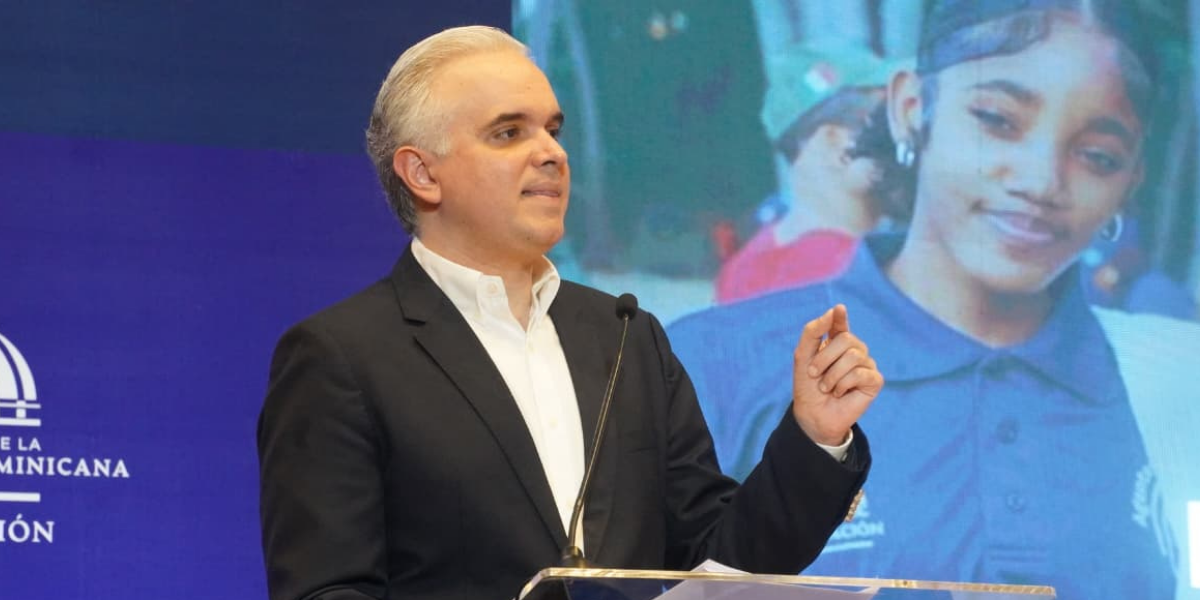  imagen &nbsp;Luis Miguel De Camps en el podium junto a estudiantes de PLERD 