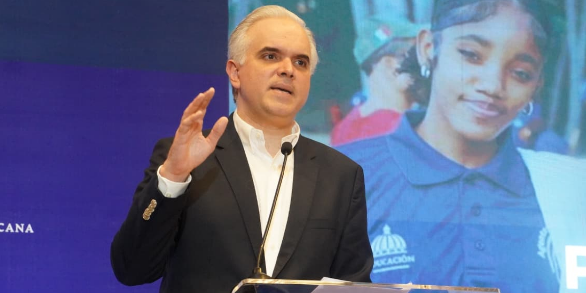  imagen &nbsp;Luis Miguel De Camps en el podium junto a estudiantes de PLERD 