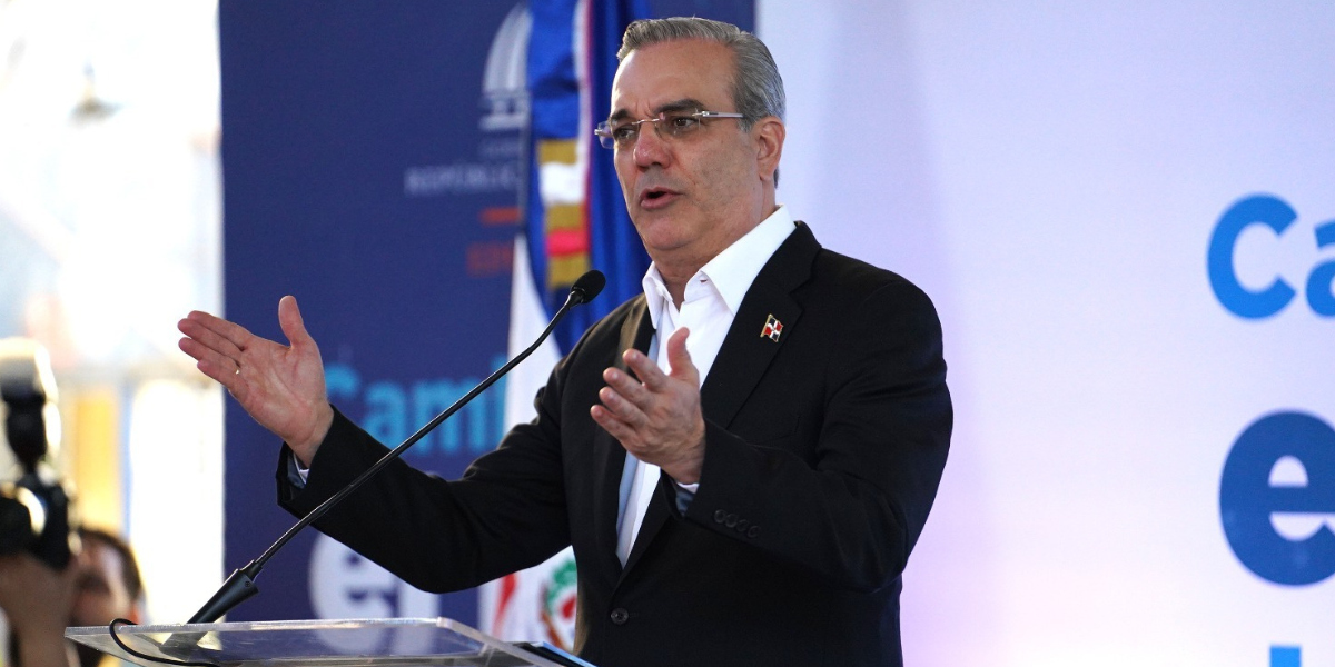  imagen Presidente de la Rep&uacute;blica, Luis Abinader Corona, y el ministro de Educaci&oacute;n, &Aacute;ngel Hern&aacute;ndez 