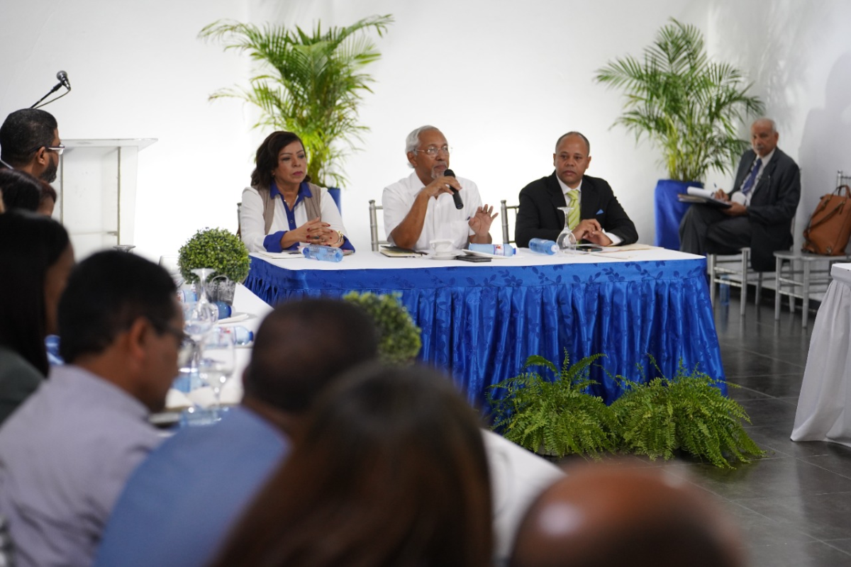  imagen Dr. &Aacute;ngel Hern&aacute;ndez, Ministro de Educaci&oacute;n junto a la Mtra. Ligia Jeanette P&eacute;rez, Viceministra de Servicios T&eacute;cnicos y Pedag&oacute;gicos y Mtro. Jorge Antonio de los Santos, Director Regional 03, Azua. 