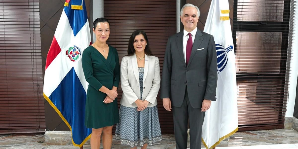  imagen El ministro de Educaci&oacute;n, Luis Miguel De Camps, recibiendo la visita de la embajadora de Estados Unidos en la Rep&uacute;blica Dominicana, Leah Campos. 