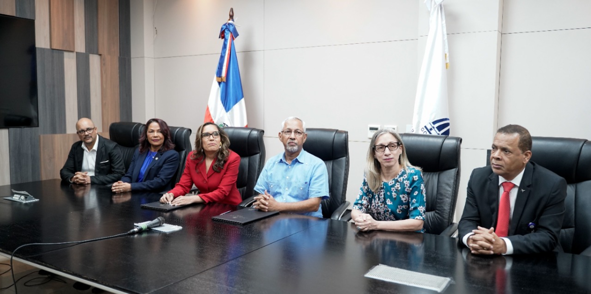  imagen Ministro de Educaci&oacute;n, &Aacute;ngel Hern&aacute;ndez reunido con Francina Hungr&iacute;a, presidente de la Fundaci&oacute;n Francina Hungr&iacute;a y Ancell Schker, viceministra de los Servicios T&eacute;cnicos y Pedag&oacute;gicos del MINERD. 