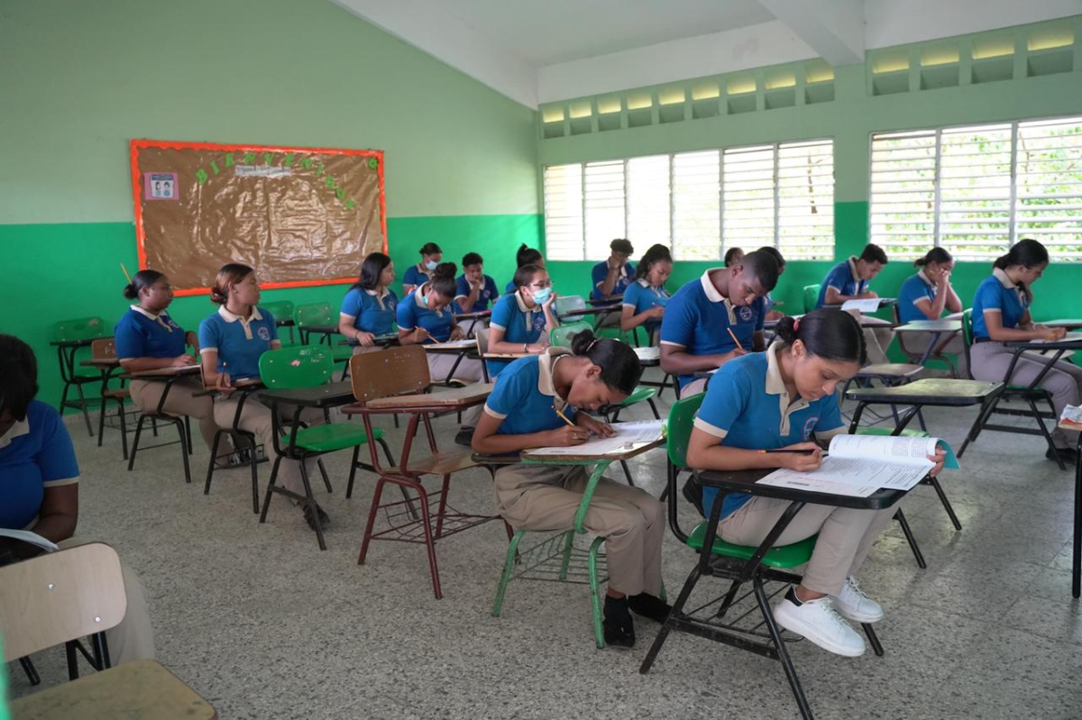  imagen Estudiantes de Nivel Secundadio asisten a las Pruebas Nacionales 2022. 