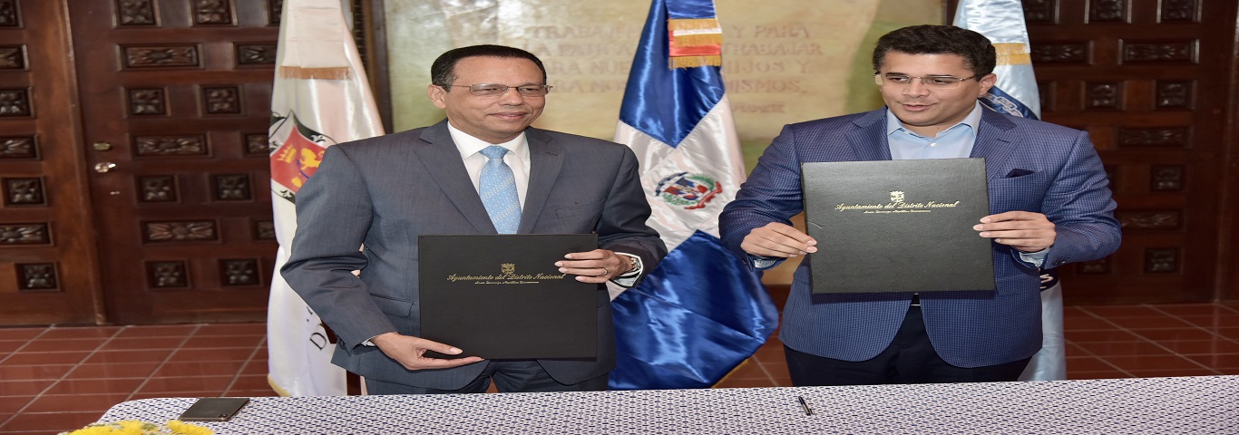  imagen Ministro de educaci&oacute;n Antonio Pe&ntilde;a Mirabal y Alcalde David Collado mientras firman acuerdo. 