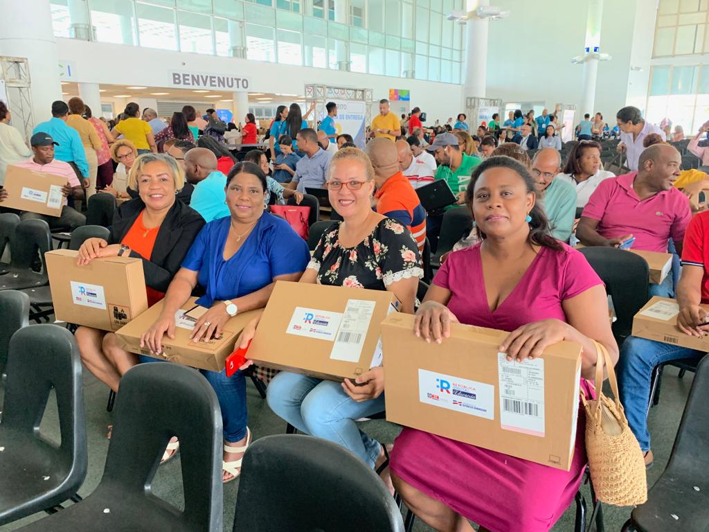  imagen Ministro detr&aacute;s de podium durante su discurso en acto de bienvenida al Programa Uno a Uno en Puerto de Sans Souci. 