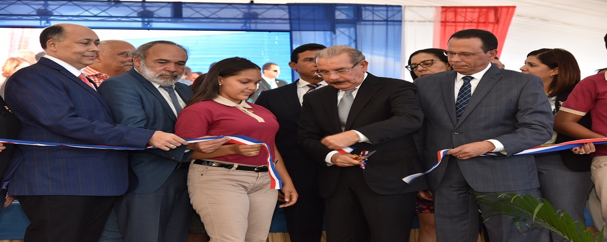  imagen Presidente Medina y ministro Antonio Pe&ntilde;a Mirabal hacen corte de cinta en la inauguraci&oacute;n 